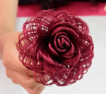 Невероятной красоты роза из обыкновенной атласной ткани
