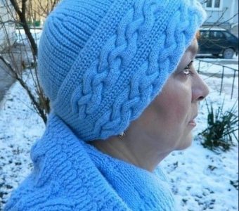 Тёплая зимняя шапка с  отворотом связана узором жемчужная резинка (Вязание спицами)