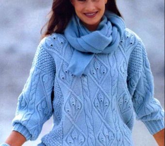 Голубой пуловер с узором из листьев (Вязание спицами)