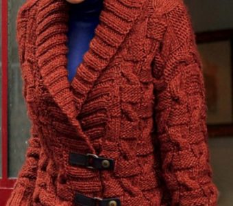 Жакет терракотового цвета с рельефным узором и декоративными застежками (Вязание спицами)