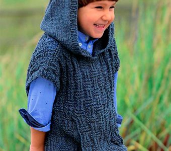 Безрукавка с капюшоном и карманом-кенгуру для мальчик (Вязание спицами)