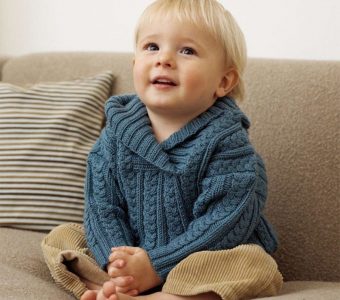 Нарядный пуловер с косами для мальчика (Вязание спицами)
