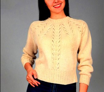 Цельновязаный пуловер с ажурным узором и косами (Вязание спицами)