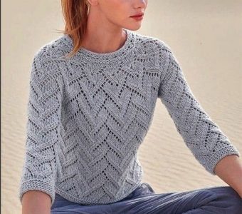 Светло-серый пуловер ажурным узором (Вязание спицами)