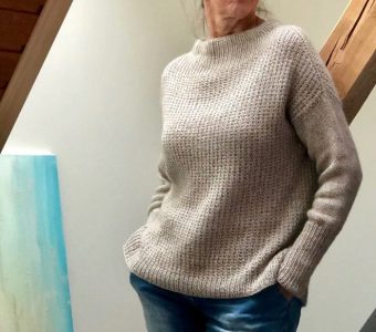 Стильная модель женского свитера оверсайз (Вязание спицами)