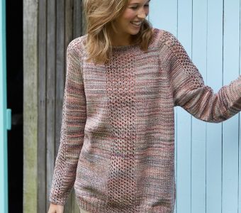 Меланжевый пуловер-реглан с ажурными вставками (Вязание спицами)