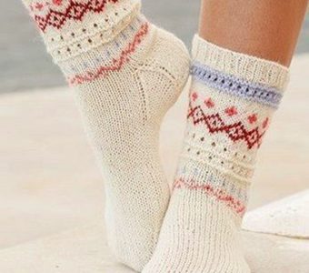 Белоснежные вязаные носки с нежным рисунком (Вязание спицами)