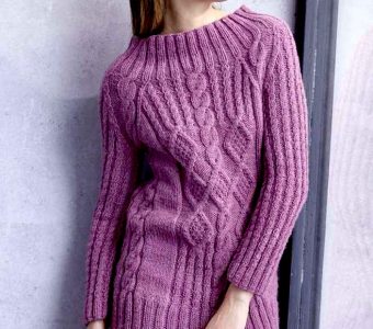 Удлиненный пуловер с сочетанием рельефных узоров (Вязание спицами)