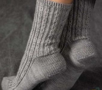 Вязаные носки с рисунком из мелких жгутов (Вязание спицами)
